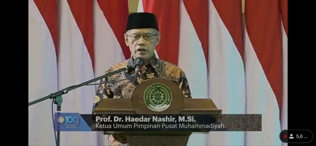 Ketua Umum Pimpinan Pusat (PP) Muhammadiyah Haedar Nashir memberikan sambutan dalam acara Milad ke-109 Muhammadiyah, Kamis (18/11/2021). 