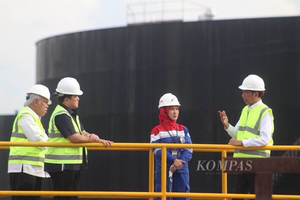 Presiden Joko Widodo memberikan arahan kepada Direktur Utama Pertamina Nicke Widyawati (kedua dari kanan) dan sejumlah menteri Kabinet Indonesia Maju saat mengunjungi tangki timbun milik Pertamina Hulu Rokan di Dumai, Riau, Kamis (5/1/2023). 