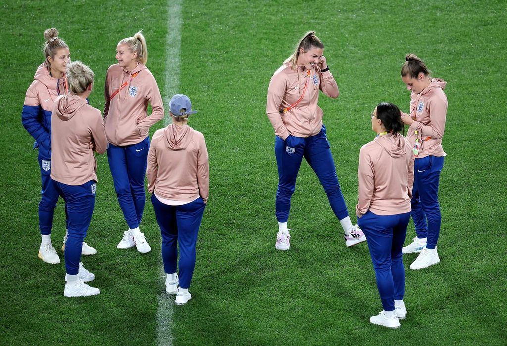 Para pemain timnas sepak bola putri Inggris berlatih di Stadion Australia, Sydney, Sabtu (19/8/2023). Mereka akan menghadapi Spanyol pada final Piala Dunia Putri 2023 di Sydney, Australia, Minggu (20/8/2023) sore.