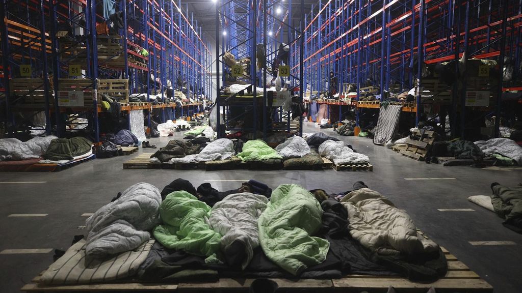 Para migran asal Timur Tengah tidur di pos pemeriksaan "Kuznitsa" di perbatasan antara Belarusia-Polandia, Grodno, Belarusia, Senin (22/11/2021) waktu setempat. 