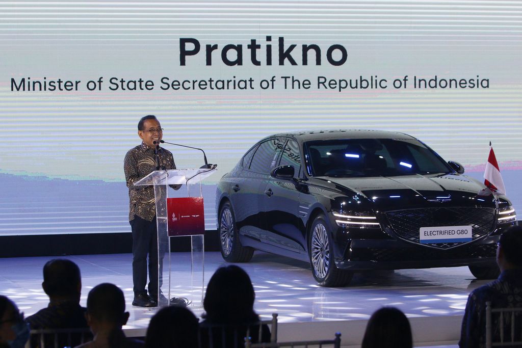 Menteri Sekretaris Negara Pratikno menyampaikan sambutan pada acara penyerahan mobil listrik di Tennis Indoor Senayan, Jakarta, Selasa (25/10/2022). 
