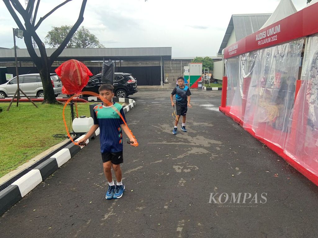 Pebulu tangkis belia melakukan pemanasan sebelum bertanding di babak turnamen pada audisi umum PB Djarum di GOR Djarum, Kabupaten Kudus, Jawa Tengah, Jumat (21/10/2022). 