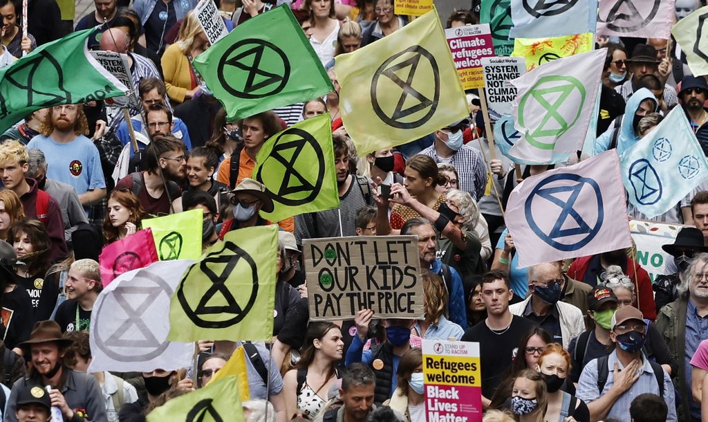 Para aktivis iklim dari kelompok Extinction Rebellion berunjuk rasa di Kota London, Inggris 27 Agustus 2021.