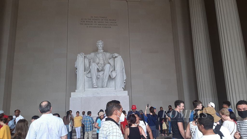 Wisatawan memenuhi Lincoln Memorial di Washington DC, Amerika Serikat. Presiden Abraham Lincoln adalah pejuang kesetaraan dengan menghapus perbudakan di Amerika Serikat tahun 1863. 
