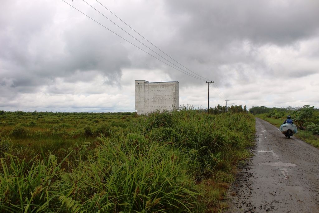 Salah satu kawasan cetak sawah yang tak bisa ditanami padi lantaran irigasi belum berfungsi di Desa Mulya Sari, Kecamatan Pandih Batu, Pulang Pisau, Kalteng, MInggu (9/10/2022). Sawah-sawah ini kini ditumbuhi semak belukar.