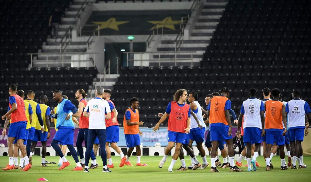 Pemain timnas Perancis mengikuti sesi latihan di Stadion Jassim bin Hamad, Doha, Qatar, Minggu (20/11/2022). Perancis akan menghadapi Australia pada pertandingan Grup D Piala Dunia Qatar 2022. 