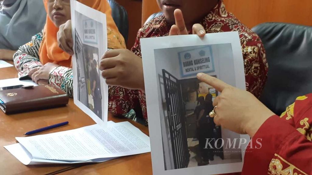 Salah satu sekolah menengah kejuruan di Batam, Kepulauan Riau, memiliki penjara sebagai ruang konseling untuk pembinaan mental dan spiritual, Rabu (12/9/2018). Siswa yang dituduh melanggar aturan sekolah dimasukkan ke penjara tersebut. Mereka juga mengalami kekerasan fisik dan psikis.