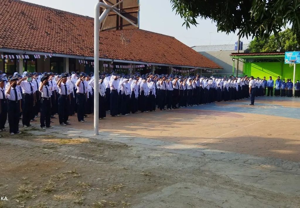 Suasana upacara di SMPN 10 Tambun Selatan sebelum penilaian akhir semester hari pertama pada Senin (5/12/2022), di Tambun, Kabupaten Bekasi, Jawa Barat.