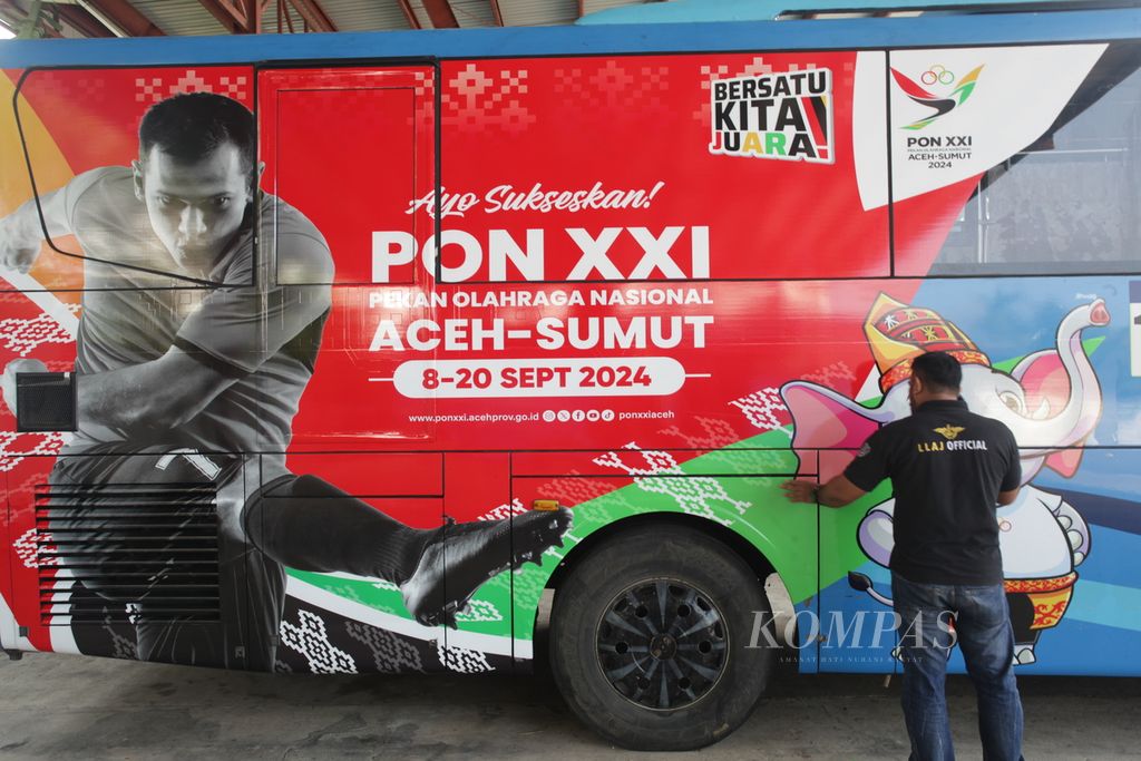 Promosi Pekan Olahraga Nasional (PON) XXI dipasangi pada badan bus transkutaraja, Minggu (23/4/2024). Pekan Olahraga nasional XXI digelar di dua provinsi, yakni Aceh dan Sumatera Utara. Pembukaan digelar di Aceh dan penutupan di Sumatera Utara