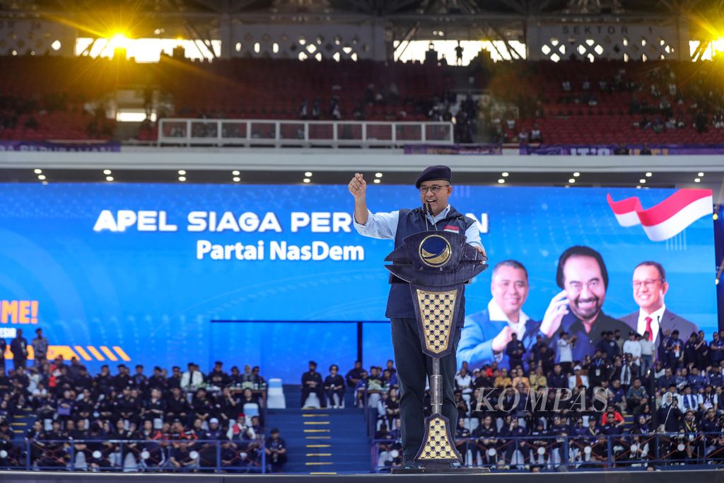 Bakal calon presiden Anies Baswedan berorasi di depan para simpatisan dan kader Partai Nasdem di acara Apel Siaga Perubahan Nasdem di Stadion Gelora Bung Karno (GBK), Jakarta, Minggu (16/7/2023). 