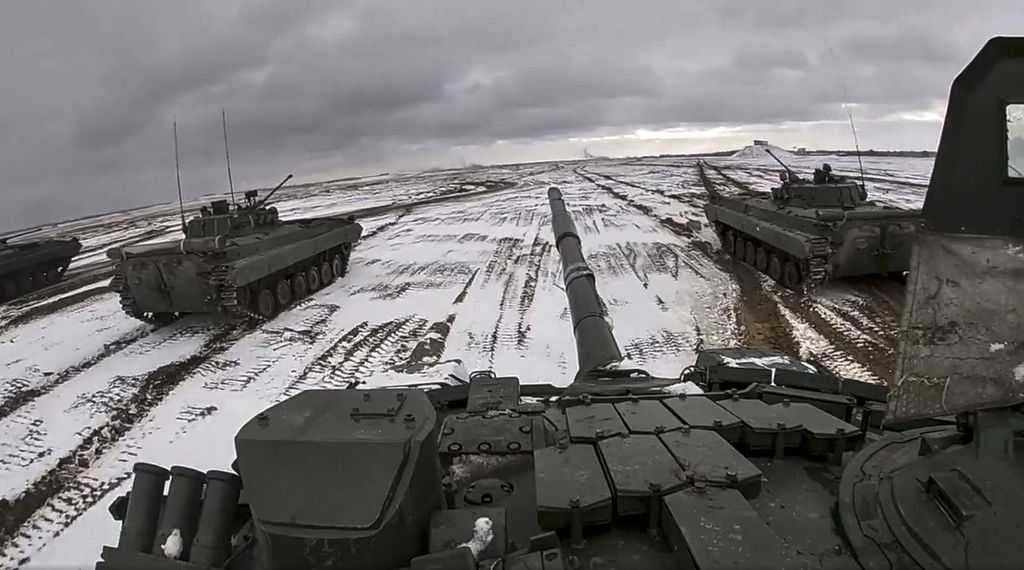 Foto dari tayangan video yang dirilis Bagian Pers Kementerian Pertahanan Rusia pada Rabu (2/2/2022) ini memperlihatkan tank-tank Rusia dan Belarus melaju dalam latihan militer bersama di area latihan tembak Brestsky, Belarus.