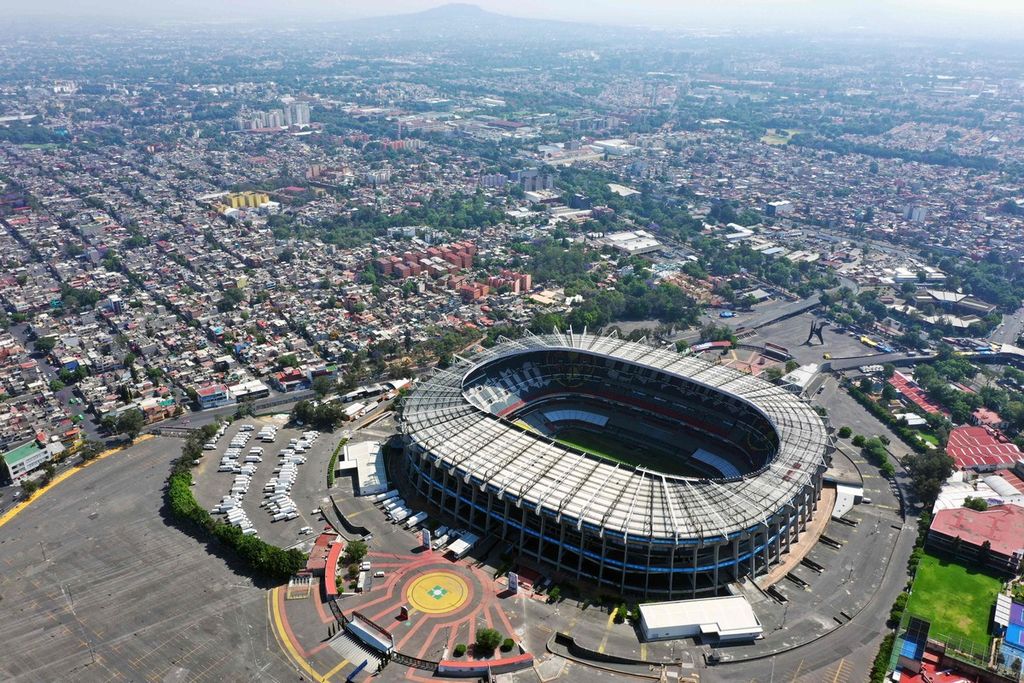 Arsip foto tanggal 22 Maret 2022 menampilkan foto udara Stadion Azteca di Mexico City, Meksiko. FIFA mengumumkan 16 kota penyelenggara Piala Dunia 2026 yang berada di tiga negara yaitu Amerika Serikat, Kanada, dan Meksiko. Stadion Azteca menjadi salah satu lokasi penyelenggara Piala Dunia 2026.
