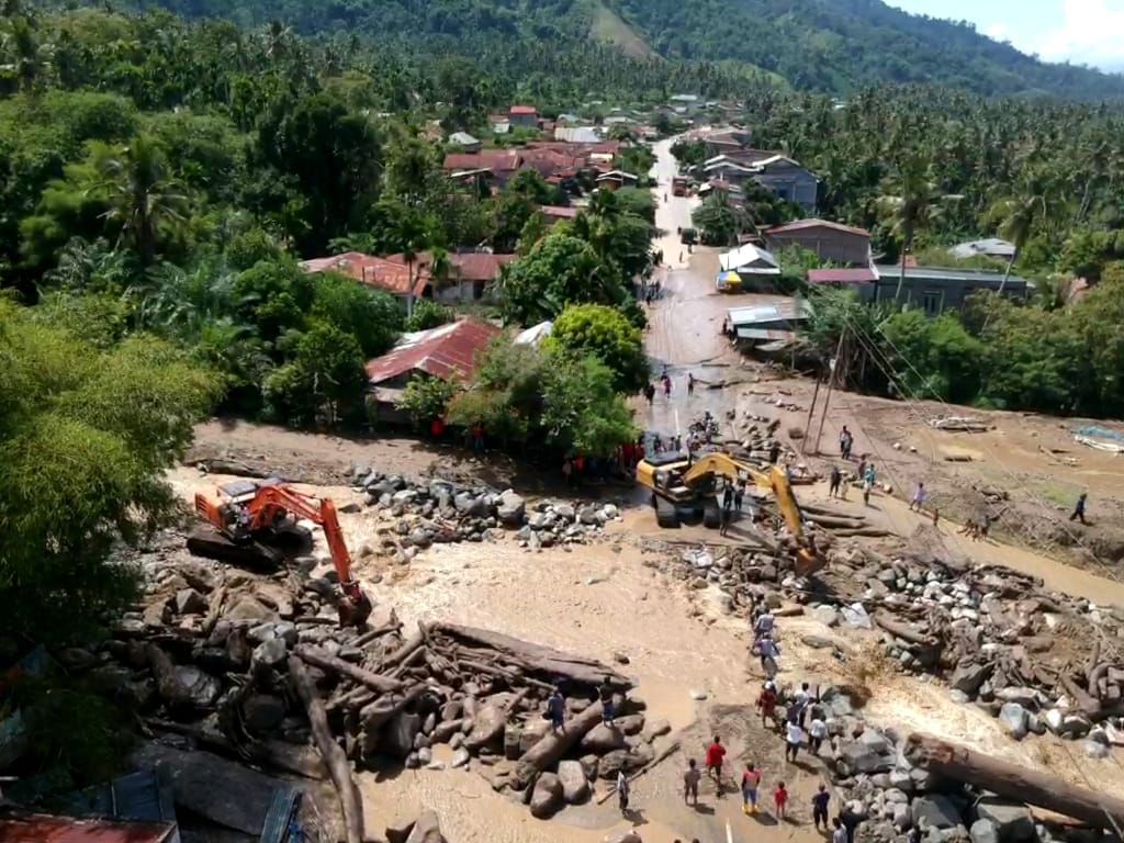 Lokasi banjir bandang di Aceh Tenggara, Aceh, dipotret dari udara, Jumat (15/4/2022). Banjir menyebabkan jembatan penghubung di jalan nasional putus sehingga arus transportasi terhambat. 