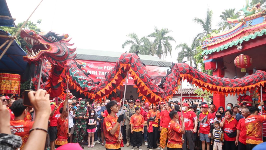 Atraksi liong membuka acara Cap Go Meh di Wihara Dewi Welas Asih, Kota Cirebon, Jawa Barat, Minggu (5/2/2023). Perayaan 15 hari setelah Imlek itu berlangsung semarak. Masyarakat dari beragam latar belakang turut menyaksikan tradisi tersebut.