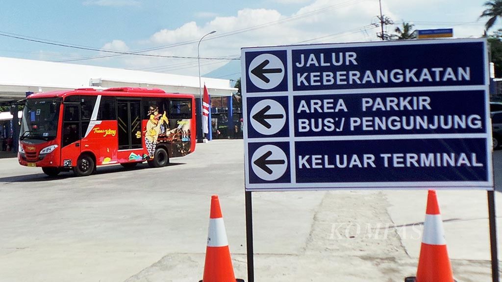 <i>Bus rapid transit</i> (BRT) Trans-Jateng Koridor I Semarang Tawang-Bawen (36,5 km) meninggalkan Terminal Bawen, Kabupaten Semarang, Jawa Tengah.