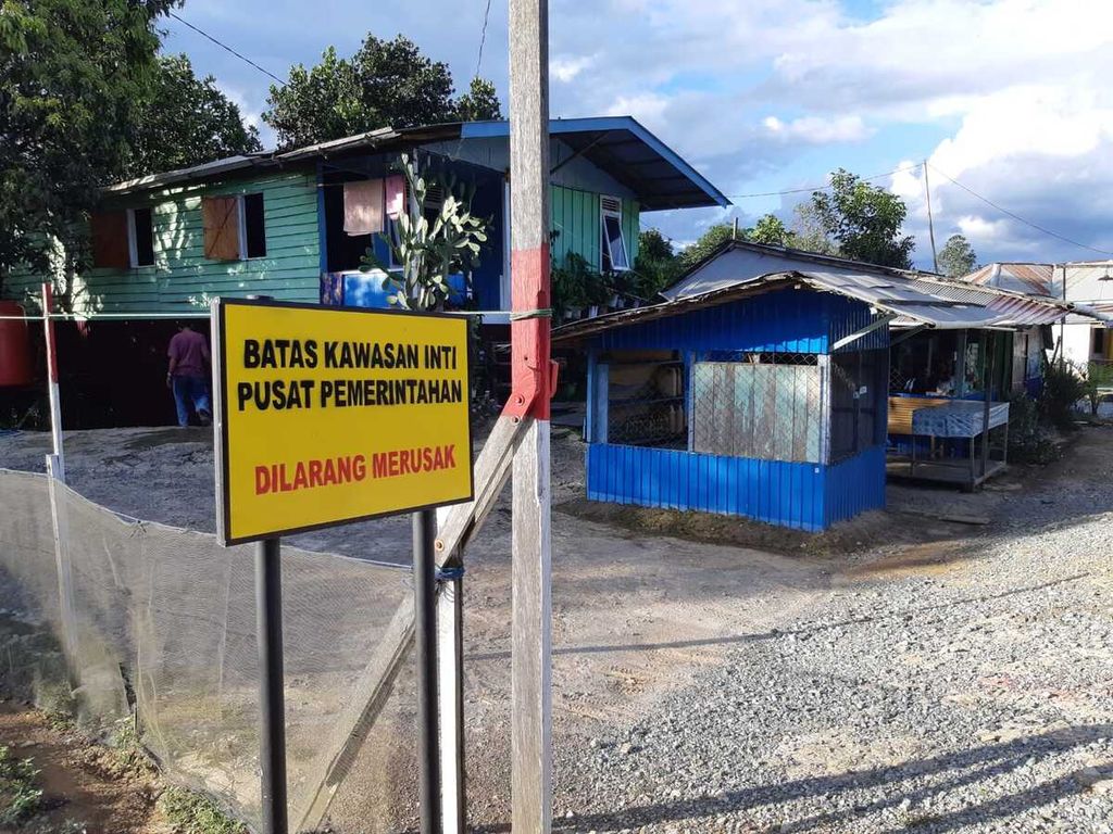 Plang dan patok milik pemerintah yang menandai kawasan inti pusat pemerintahan (KIPP) IKN terpasang di Desa Bumi Harapan, Kecamatan Sepaku, Penajam Paser Utara, Kalimantan Timur, Sabtu (19/3/2022).