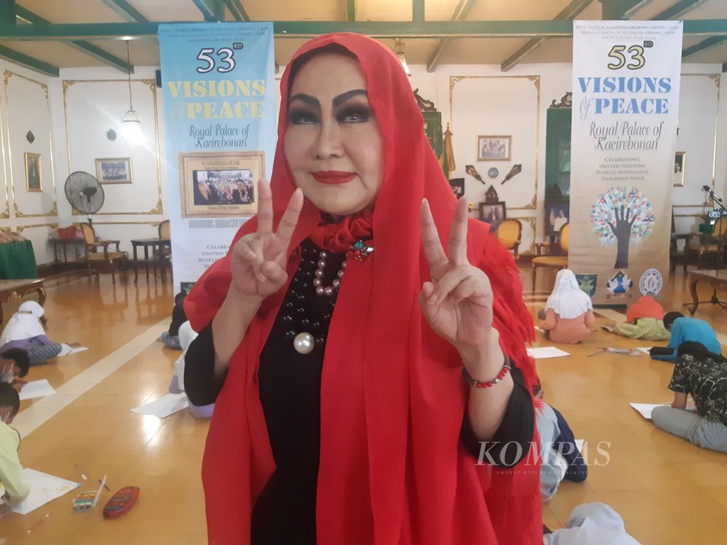 Artis senior Erna Santoso saat diwawancara di Keraton Kacirebonan, Kota Cirebon, Jawa Barat, Selasa (8/2/2022).