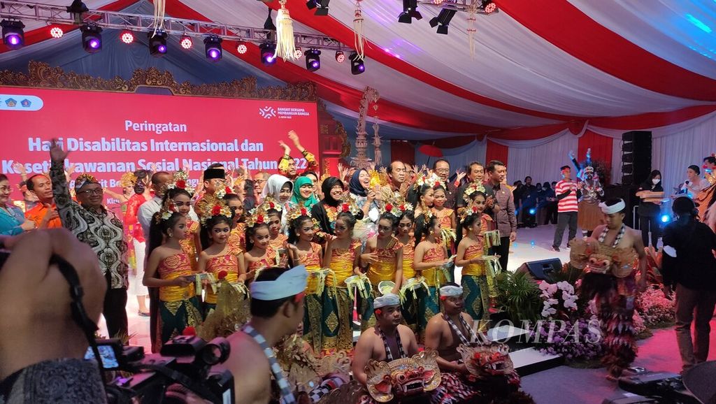 Menteri Sosial Tri Rismaharini (tengah) berfoto bersama undangan dan para seniman pengisi acara puncak peringatan Hari Disabilitas Internasional 2022 dan Hari Kesetiakawanan Sosial Nasional 2022, yang dipusatkan di Kabupaten Klungkung, Bali, Selasa (20/12/2022). 