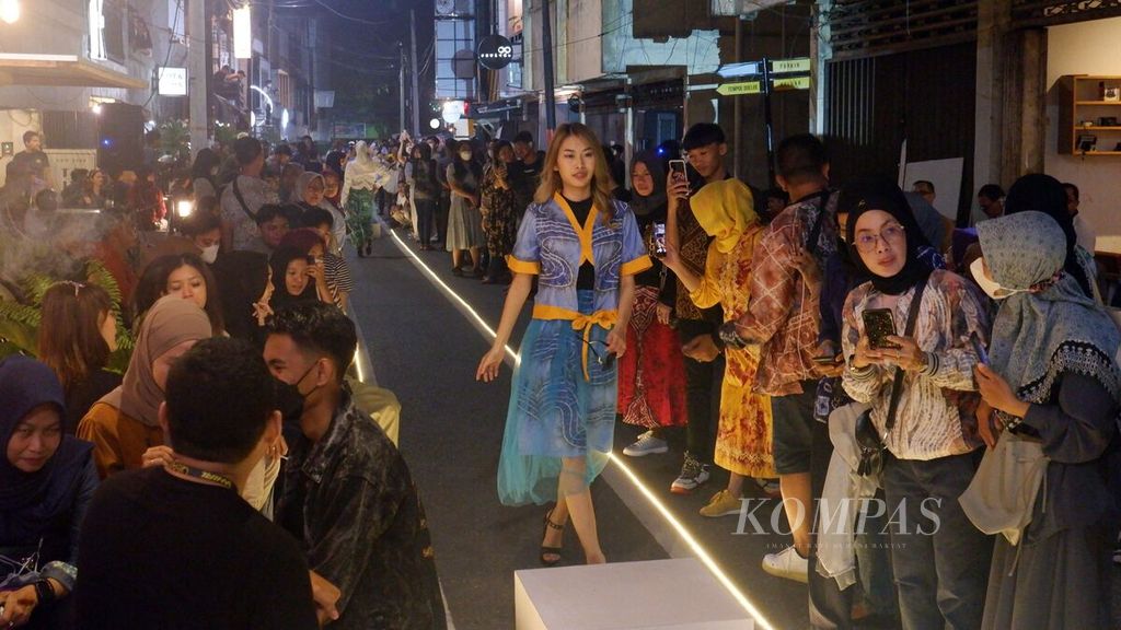 Beberapa model wanita memperagakan busana sasirangan dalam ajang DekraShow III di kawasan Bandarmasih Tempo Doeloe, Kota Banjarmasin, Kalimantan Selatan, Minggu (18/9/2022) malam.