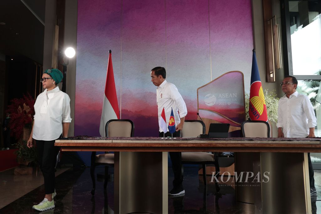 Presiden Joko Widodo didampingi Menteri Luar Negeri Retno Marsudi (kiri) dan Mensesneg Pratikno seusai menyampaikan keterangan pers terkait pelaksanaan KTT Ke-42 ASEAN di Labuan Bajo, Manggarai Barat, Nusa Tenggara Timur, Senin (8/5/2023). Presiden menyampaikan bahwa Indonesia akan mengusung pemberantasan perdagangan manusia dan kasus Myanmar untuk dibahas dalam KTT Ke-42 ASEAN. 