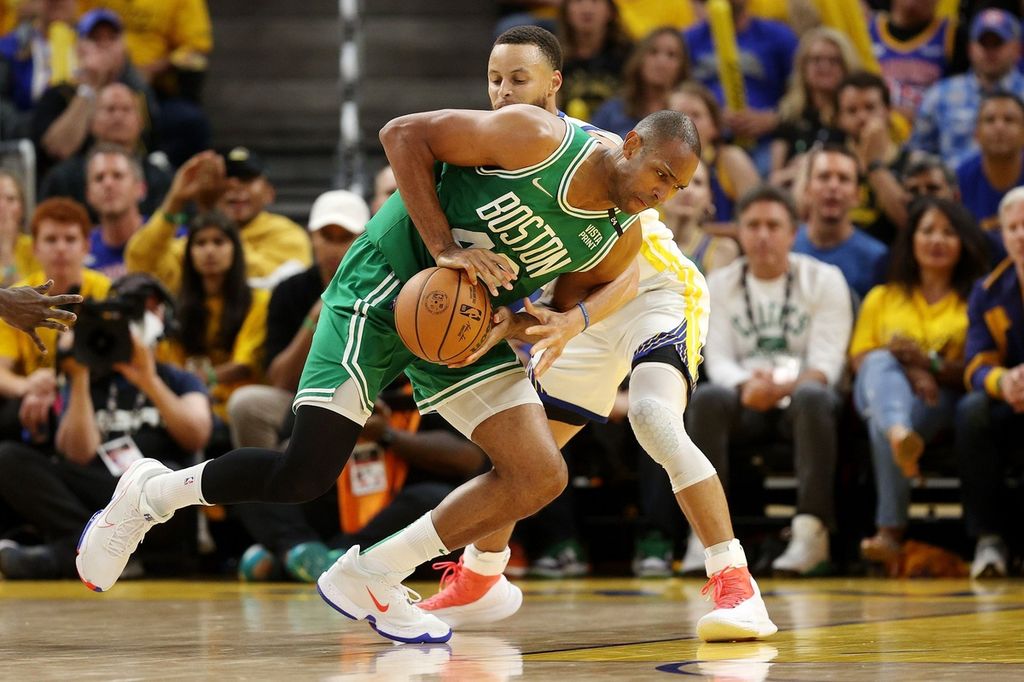 Pemain Boston Celtics, Al Horford (depan), membawa bola dengan dibayangi oleh pemain Golden State Warriors, Stephen Curry, pada laga kedua final NBA di Chase Center, San Francisco, Senin (6/6/2022) WIB. Warriors menang dengan skor 107-88 sehingga kedudukan menjadi 1-1. 