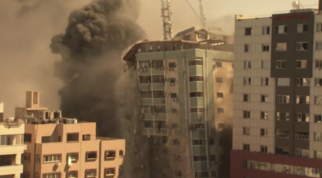 Gedung tempat media-media internasional berkantor, termasuk The Associated Press, roboh setelah serangan udara Israel pada 15 Mei 2021 di Jalur Gaza. 