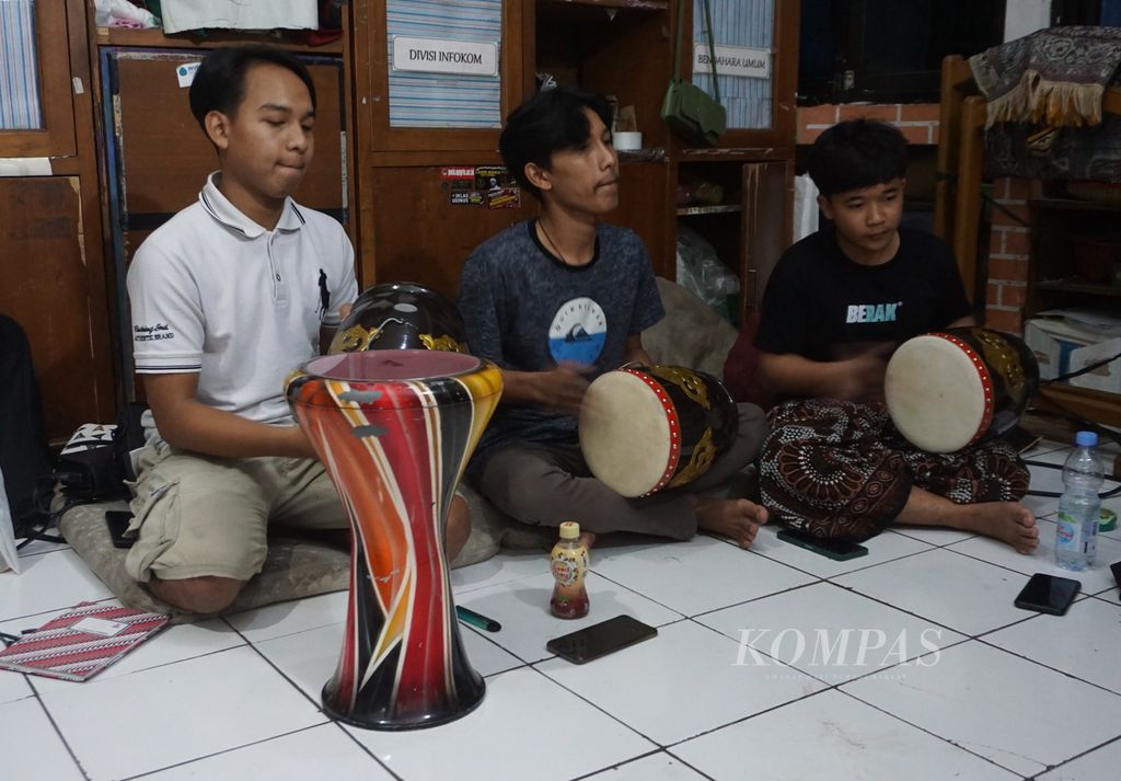 Several  students practice qasidah at the Student Activity Center Building, Universitas PGRI Semarang, Semarang City, Central Java, Thursday (23/6/2022).