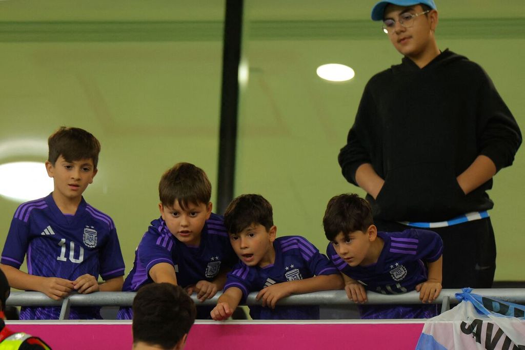 Tiga anak Lionle Messi, Thiago (kiri), Mateo (ketiga dari kiri), dan Ciro (kanan), di tribune Stadion Ahmad Bin Ali, Ar-Rayyan, menjelang laga babak 16 besar Piala Dunia Qatar 2022 antara Argentina dan Australia, 3 Desember 2022. 