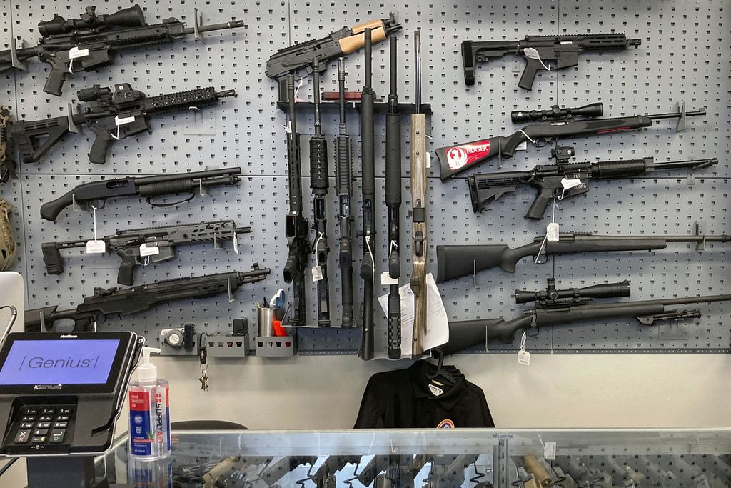 Foto arsip menunjukkan senjata api dipajang di toko senjata di Salem, Oregon, Amerika Serikat, 19 Februari 2021. Anggota parlemen Oregon akan menerapkan undang-undang lengkap tentang persoalan mendesak seperti tunawisma dan pengendalian senjata.