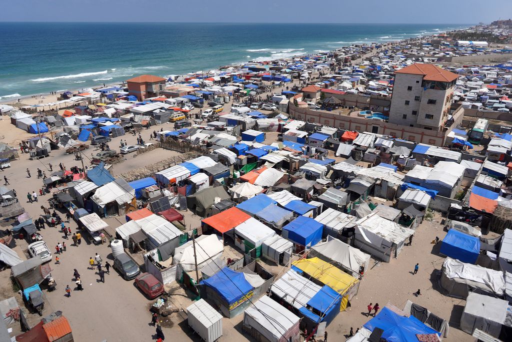 Tenda didirikan di sepanjang pantai di Deir el-Balah di Jalur Gaza tengah oleh warga Palestina yang meninggalkan Rafah di bagian selatan wilayah Palestina pada 12 Mei 2024, di tengah konflik yang sedang berlangsung antara Israel dan kelompok militan Hamas. 
