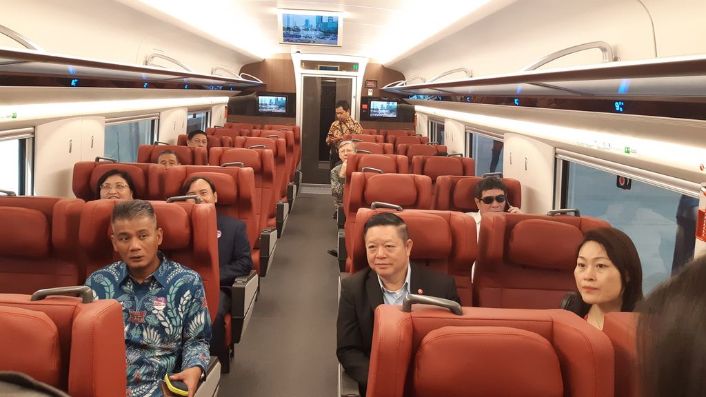 Kiri ke kanan: Duta Besar Misi Tetap Indonesia untuk ASEAN Derry Aman, Sekretaris Jenderal ASEAN Kao Kim Hourn, dan Duta Besar Misi China untuk ASEAN Hou Yanqi mendengar pengarahan mengenai Whoosh atau Kereta Cepat Jakarta-Bandung di Stasiun Hali Perdanakusuma, Senin (25/9/2023).