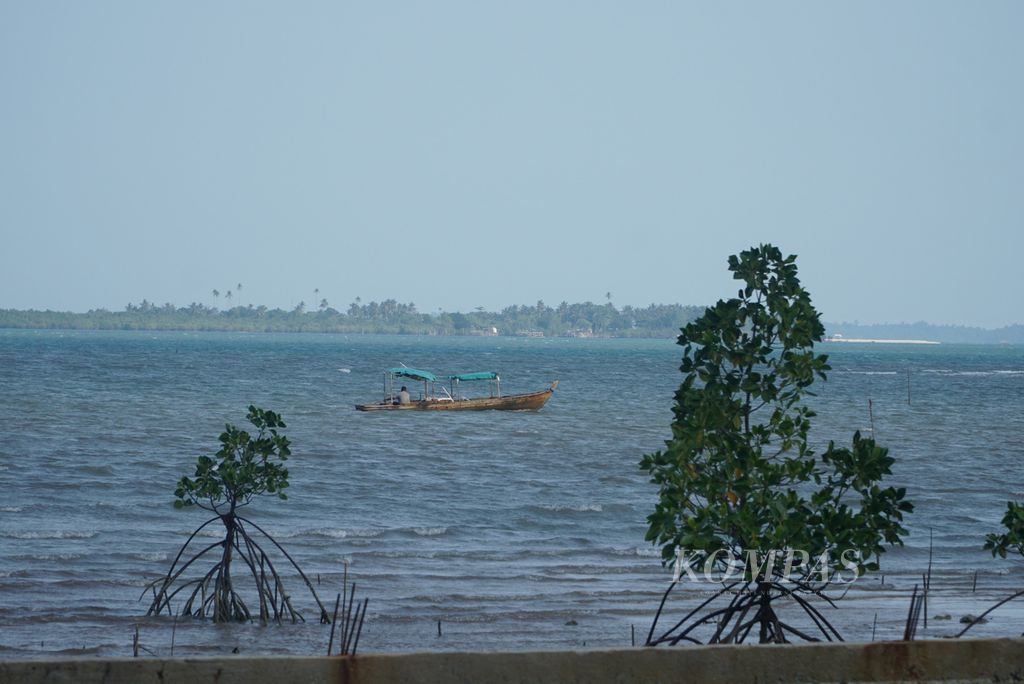 Perahu nelayan melintas dekat pesisir Kelurahan Sembulang, Kecamatan Galang, Pulau Rempang, Kota Batam, Kepulauan Riau, Kamis (14/9/2023) siang.