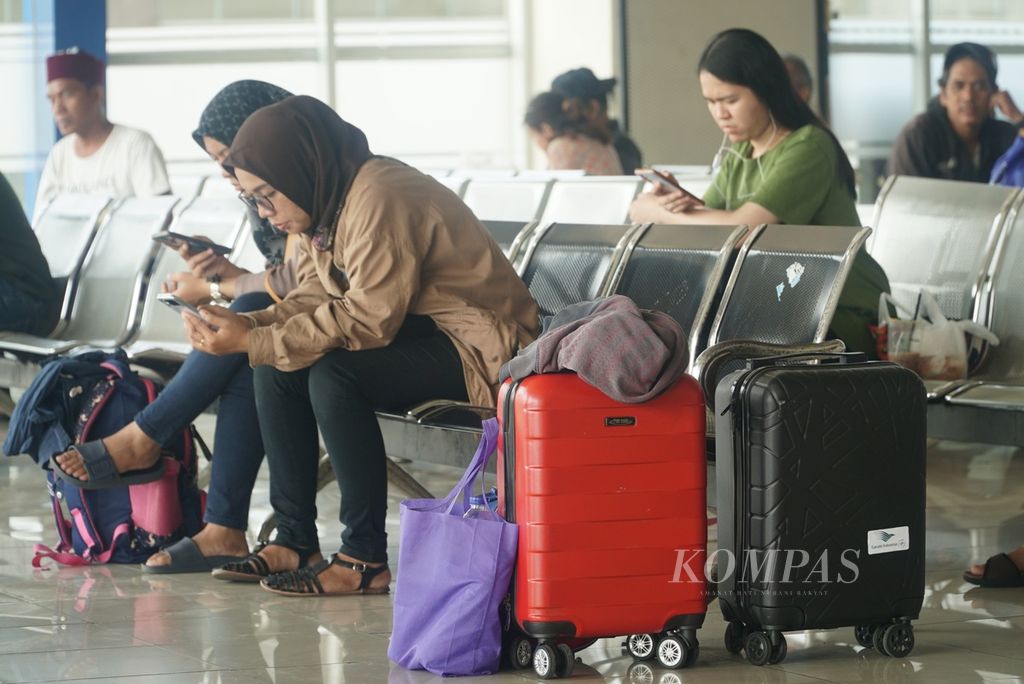 Penumpang menunggu bus di ruang tunggu keberangkatan Terminal Terpadu Pulo Gebang, Jakarta Timur, Sabtu (16/12/2023). 
