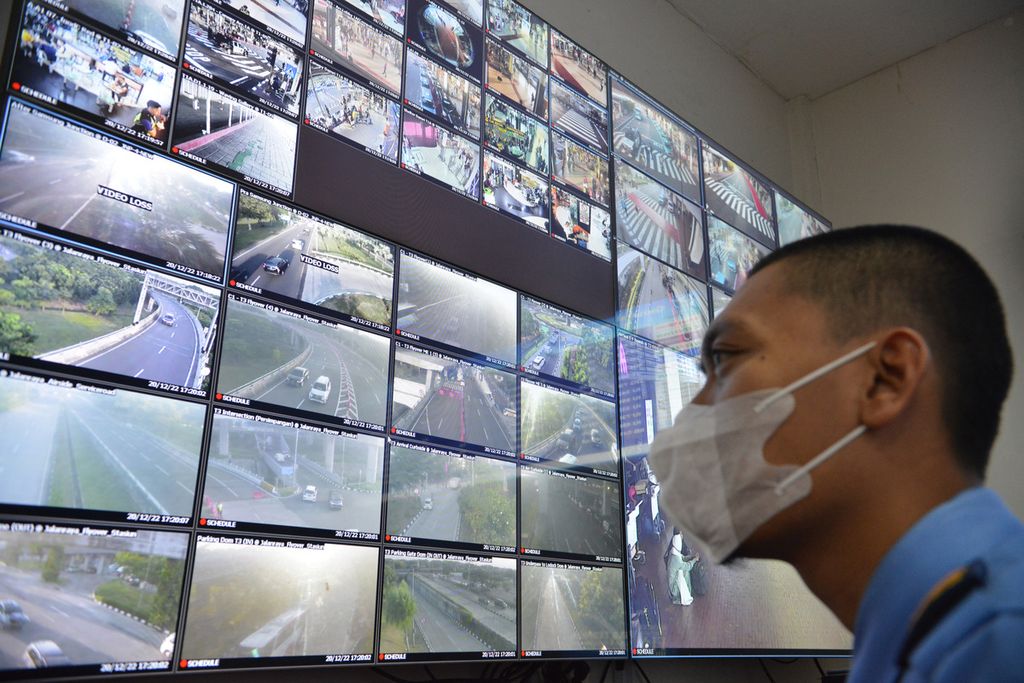 Ilustrasi. Tampilan layar monitor yang terhubung dengan CCTV di Bandara Internasional Soekarno-Hatta, Tangerang, Banten, Selasa (20/12/2022).