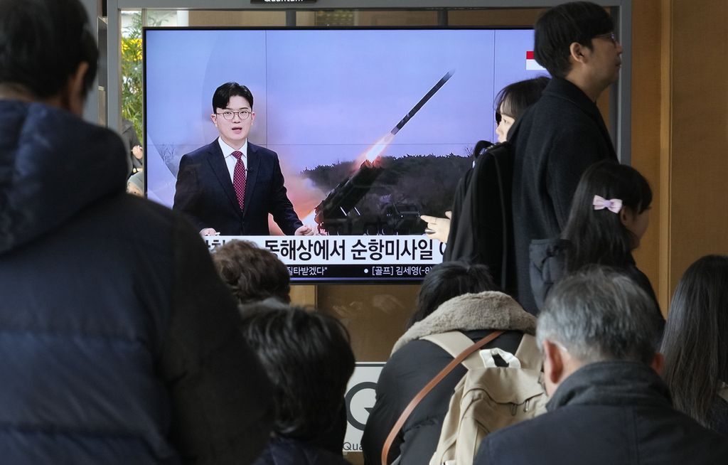Layar TV besar yang dipasang di Stasiun Kereta Api Seoul di Seoul pada Minggu (28/1/2024), menampilkan siaran peluncuran rudal Korea Utara dalam program berita. Ujicoba itu memperburuk ketegangan antara Korea Utara dengan Korea Selatan, Jepang, dan Amerika Serikat.
