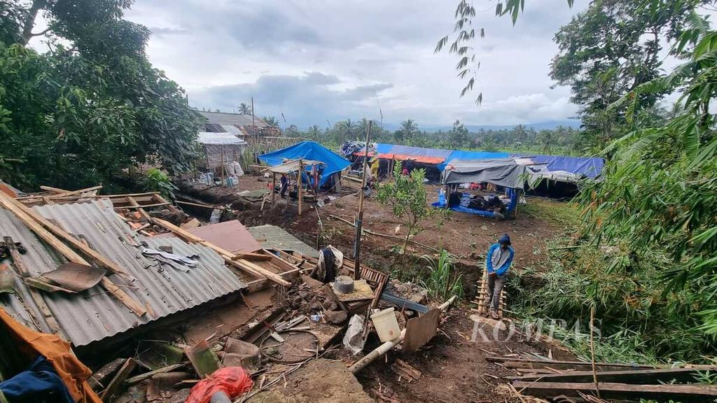 Tenda pengungsian di Desa Gasol, Kecamatan Cugenang, Cianjur, Jawa Barat, Sabtu (26/11/2022). Sebagain pengungsi memilih meninggalkan tenda demi mencari tempat yang lebih nyaman.