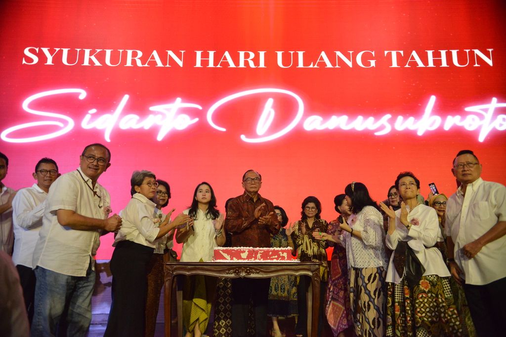 Anggota Dewan Pertimbangan Presiden, Sidarto Danusubroto, merayakan ulan tahunnya yang ke-87 tahun bersama keluarga dan teman-temannya di Gedung Auditorium Kementerian PUPR, Jakarta Selatan, Minggu (11/6/2023). Acara syukuran ulang tahun itu dihadiri para pejabat publik serta keluarga dan sahabat Sidarto. 