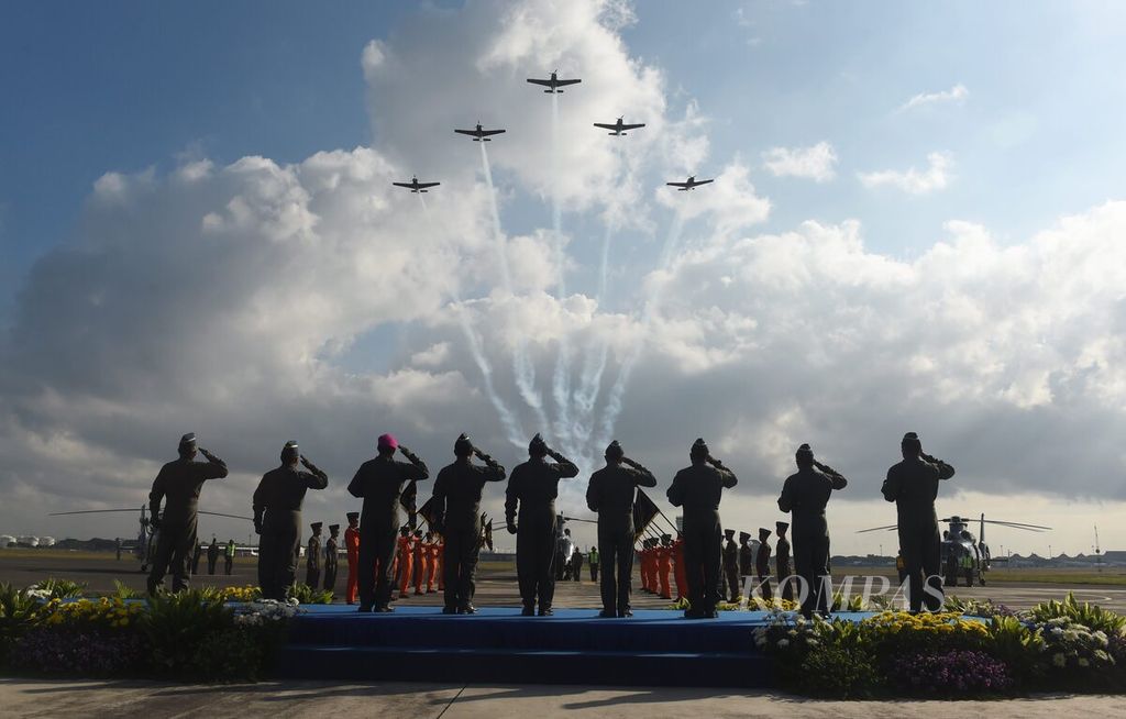 Pesawat udara Bonanza dari Skuadron Udara 200 Wing Udara 2 melintas saat penyematan brevet penerbang kepada perwira tinggi TNI AL dalam rangka puncak HUT Ke-68 Penerbangan Angkatan Laut (Penerbal) di Apron Hanggar Pangkalan Udara Angkatan Laut Juanda, Sidoarjo, Jatim, Kamis (27/6/2024).