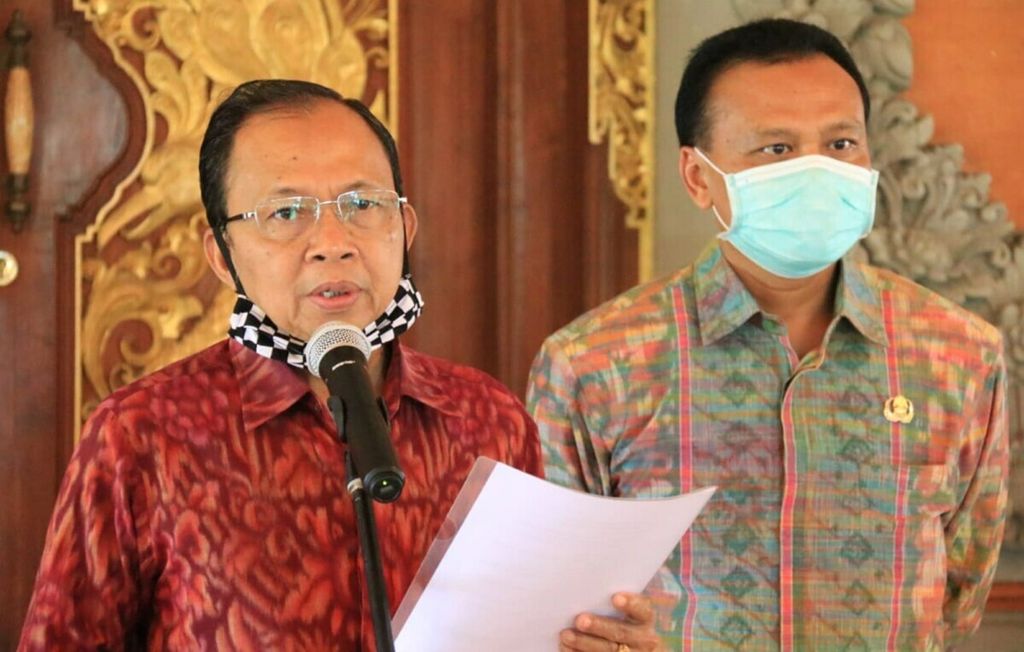 Gubernur Bali Wayan Koster (kiri) memberikan keterangan pers di Gedung Jayasabha, Kota Denpasar, Bali, Jumat (29/5/2020). Koster didampingi Sekretaris Daerah Provinsi Bali I Dewa Made Indra (kanan).