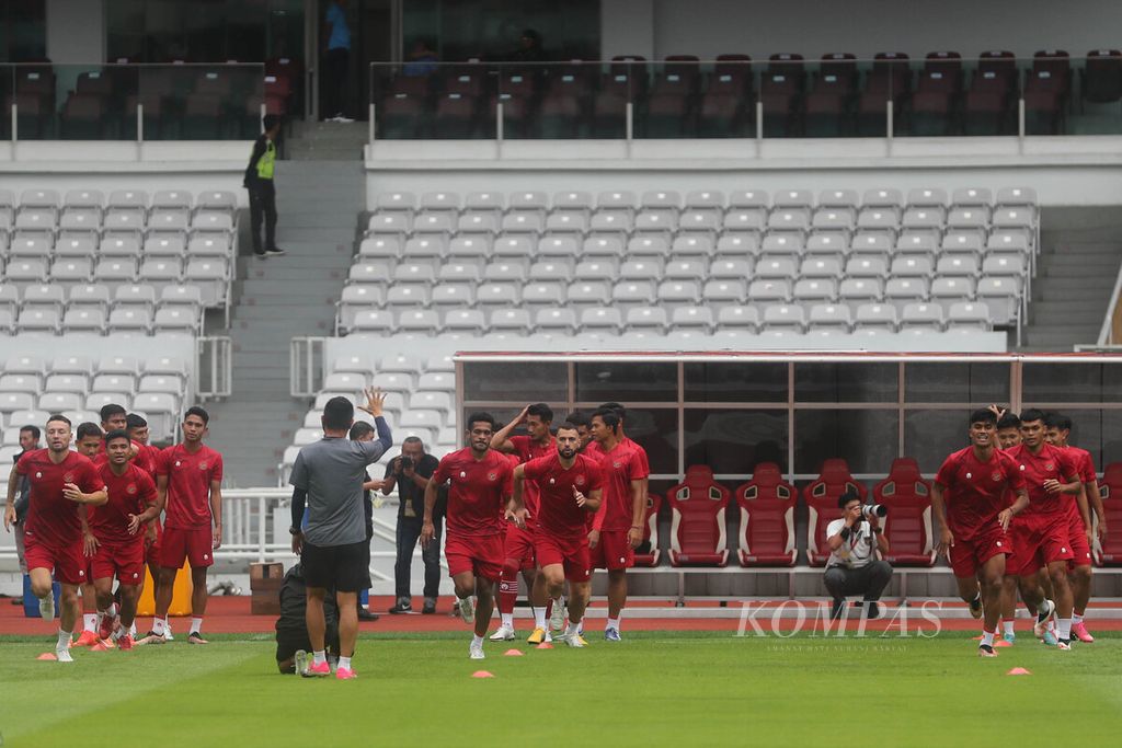 Para pemain tim nasional Indonesia melakukan pemanasan pada sesi latihan tim di Stadion Utama Gelora Bung Karno, Jakarta, Rabu (28/12/2022).