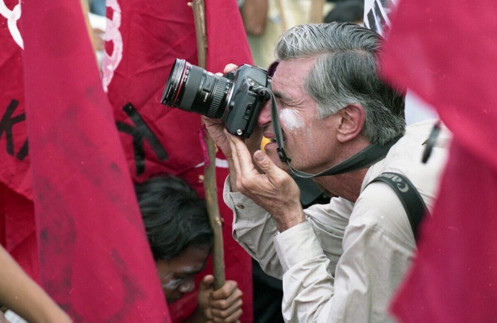 Maraknya aksi unjuk rasa di Jakarta belakangan ini membuat banyak wartawan foto asing berdatangan ke Indonesia untuk mencari momen foto jurnalistik terbaik. Salah satunya, James Nachtwey dari Magnum Photo, yang juga langganan peraih World Press Photo (lomba foto tahunan jurnalistik paling bergengsi di dunia), terlihat serius membidik ulah pengunjuk rasa di depan Gedung MPR/DPR di Jakarta, Senin (29/1/2001).