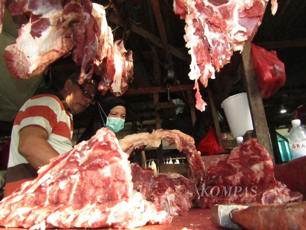 Pedagang daging sapi di Pasar Pasir Gintung, Kota Bandar Lampung, sedang beraktivitas di lapaknya, Selasa (5/7/2022). Hingga kini, wabah penyakit mulut dan kuku tidak membuat harga daging sapi di Kota Bandar Lampung bergejolak. 