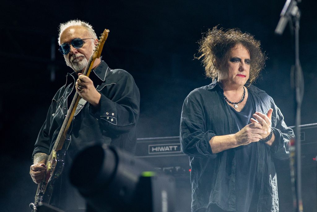 Reeves Gabrels (kiri) dan Robert Smith dari The Cure tampil di Festival Musik Austin City Limits pada 12 Oktober 2019 di Zilker Park, Austin, Texas, AS. Band <i>dark rock</i> legendaris ini merilis album studio mereka setelah 16 tahun pada Jumat (1/11/2024) yang memicu kegembiraan di antara banyak penggemar dan pujian awal dari para kritikus. 