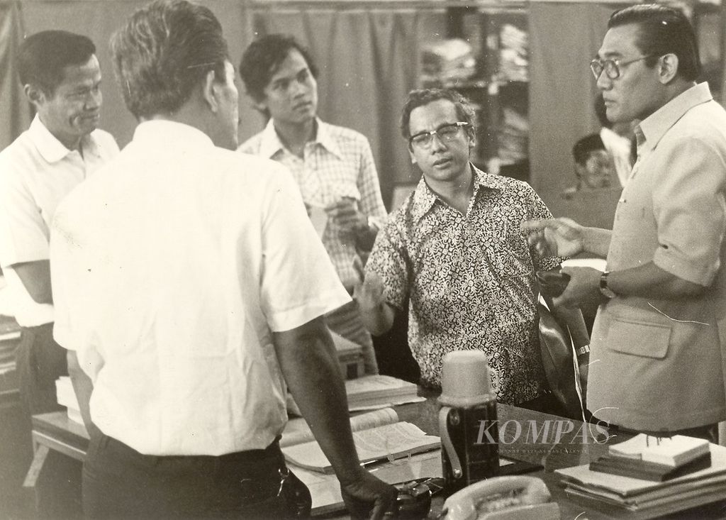 Pimpinan bagian pembayaran gaji BKN II Jakarta, berinisial S (membelakangi lensa) nampak berhadapan dengan Menkeu Ali Wardhana dan Menpan Sumarlin (berbaju batik) yang menyamar sebagai pegawai RSTM bernama Sidik untuk mengurus empat buah mandat (16/7/1974). Pelaku berinisial S tidak dapat mengungkiri perbuatannya menarik uang pelicin. Tarip uang pelicin Rp. 25.000 per mandat khusus untuk S (pimpinan bagian pembayaran gaji KBN II) dan Rp. 15.000 per mandat untuk empat karyawan lainnya.