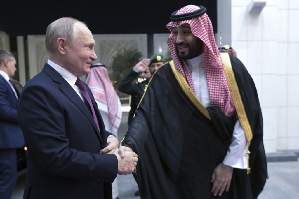 Putra Mahkota Arab Saudi Mohammed bin Salman menyambut Presiden Rusia Vladimir Putin dalam pertemuan mereka di Istana Al Yamamah di Riyadh, Arab Saudi, Rabu (6/12/2023). (Alexei Nikolsky, Sputnik, Kremlin Pool Photo via AP)