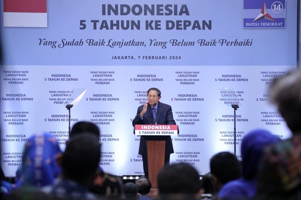 Presiden ke-6 RI Susilo Bambang Yudhoyono berpidato dengan tajuk "Indonesia 5 Tahun ke Depan" di Avenzel Hotel & Convention Center Cibubur, Jawa Barat, Rabu (7/2/2024) malam.