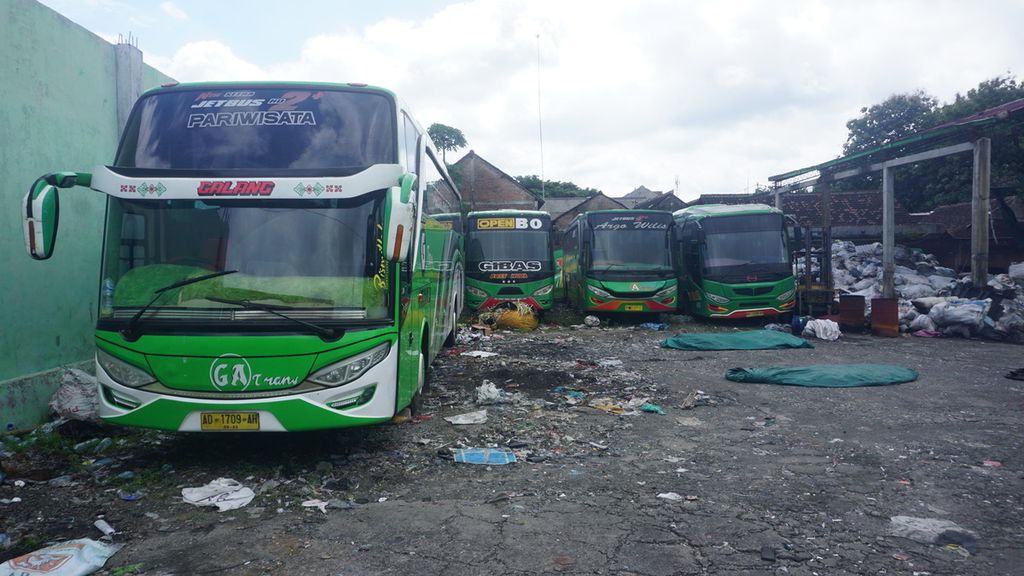 Bus milik PO Gandhos Abadi yang terparkir di garasi pribadi perusahaan tersebut di Kecamatan Nogosari, Kabupaten Boyolali, Jawa Tengah, Selasa (8/2/2022). 