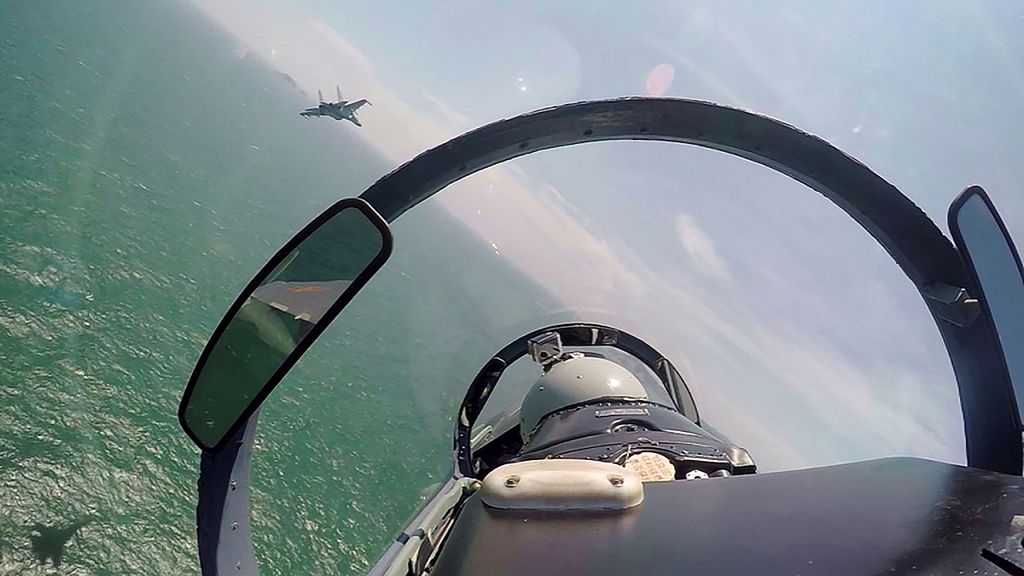 Dalam foto tak bertanggal yang dirilis Sabtu, 6 Agustus 2016, oleh Kantor Berita Xinhua China, sepasang jet tempur China terbang selama patroli di atas Laut Cina Selatan. 
