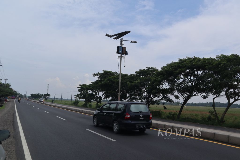 Kendaraan melintasi jalur pantai utara di Kecamatan Kandanghaur, Kabupaten Indramayu, Jawa Barat, pada Desember 2021.