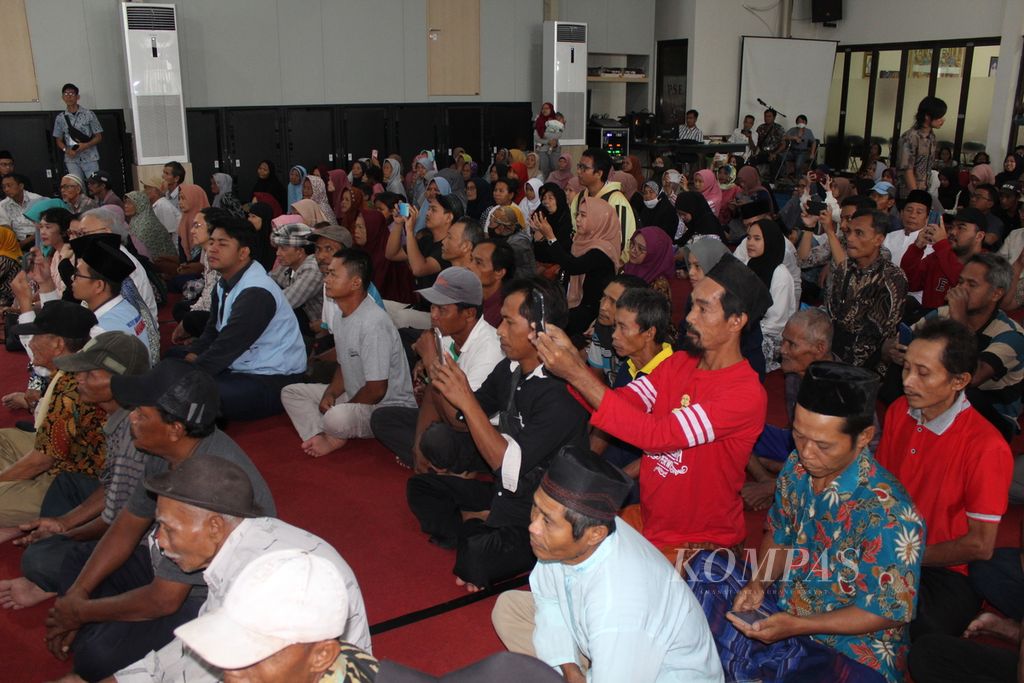 Sejumlah warga dari berbagai profesi dan latar belakang agama menghadiri acara buka puasa bersama Sinta Nuriyah Abdurrahman Wahid di Aula Gereja Bunda Maria, Kota Cirebon, Jawa Barat, Jumat (15/3/2024). 
